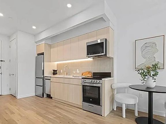 2nd image of 558 Sackett St #6A