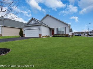 18 Eagle Ridge Cir, Lakewood, NJ 08701