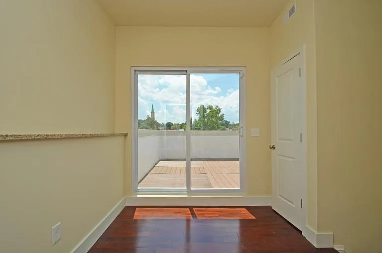 222 E Rochelle St — Photo 6