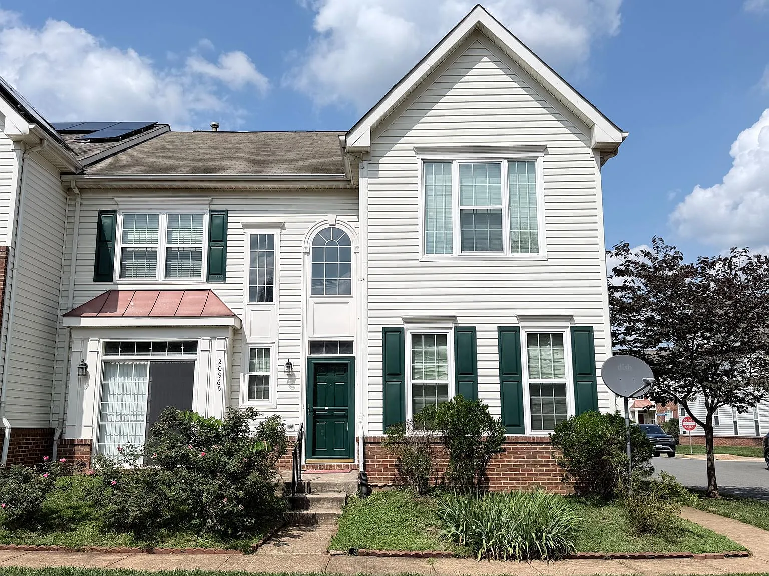 3 bed, 2.5 bath, 2285 sqft, $3,200 — Photo 1