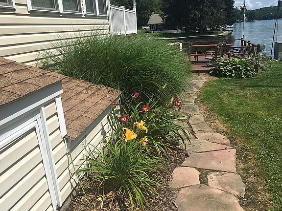 Path on right side to lake