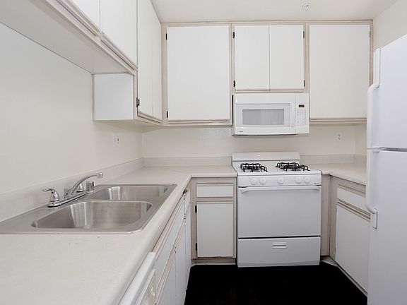 4th image of 18418 Dearborn St #303