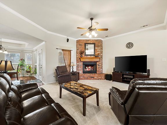 5th image of 1025 Oak Hollow Ln