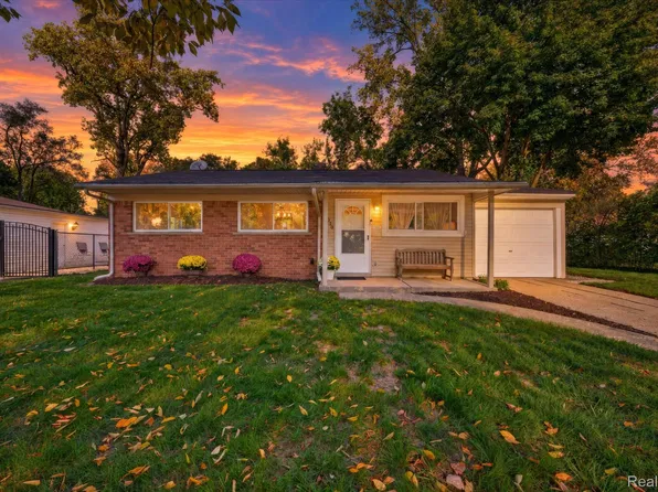 22030 Sloman St, Oak Park, MI 48237