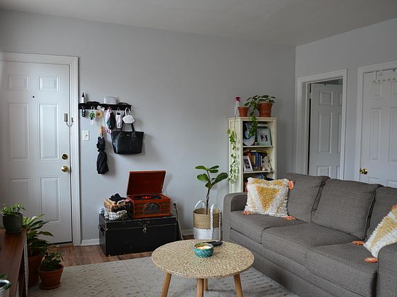 3rd image of 1813 N Veitch St