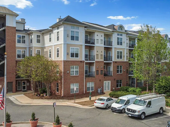 3830 Lightfoot St Unit 335, Chantilly, VA 20151