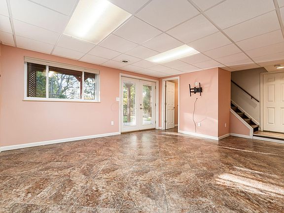 4th image of 68 Clover Ct
