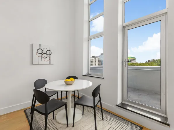 93 Waverly Avenue image 3 of 12