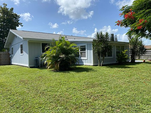 3rd image of 565 SE Fallon Drive