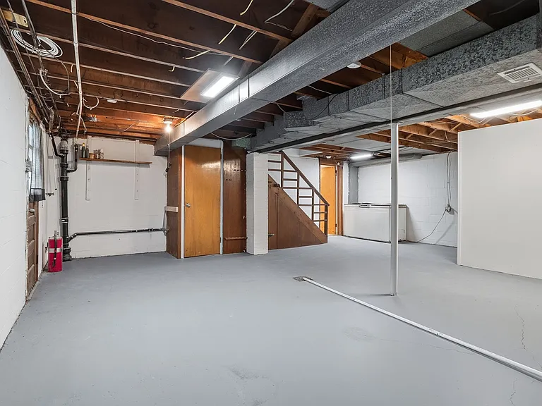 7895 Mark Dr — Photo 31