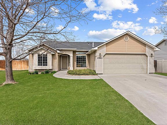 2nd image of 3923 Chatham Ct