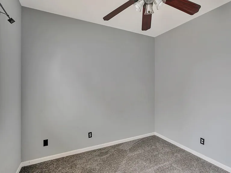 1061 Vermont Ave — Photo 24