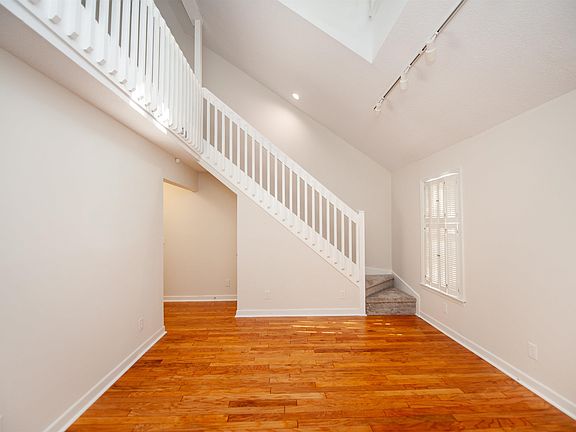 4th image of 140 Inwood Ct