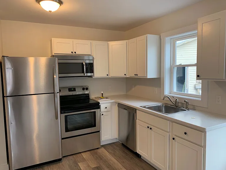 88 Upper Main St — Photo 2