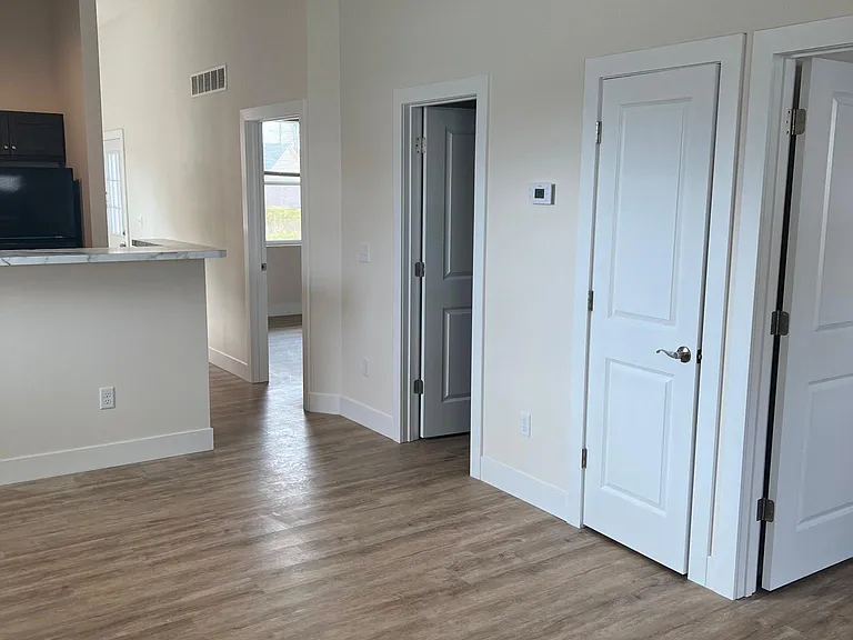 404 Court Yard Ln — Photo 9