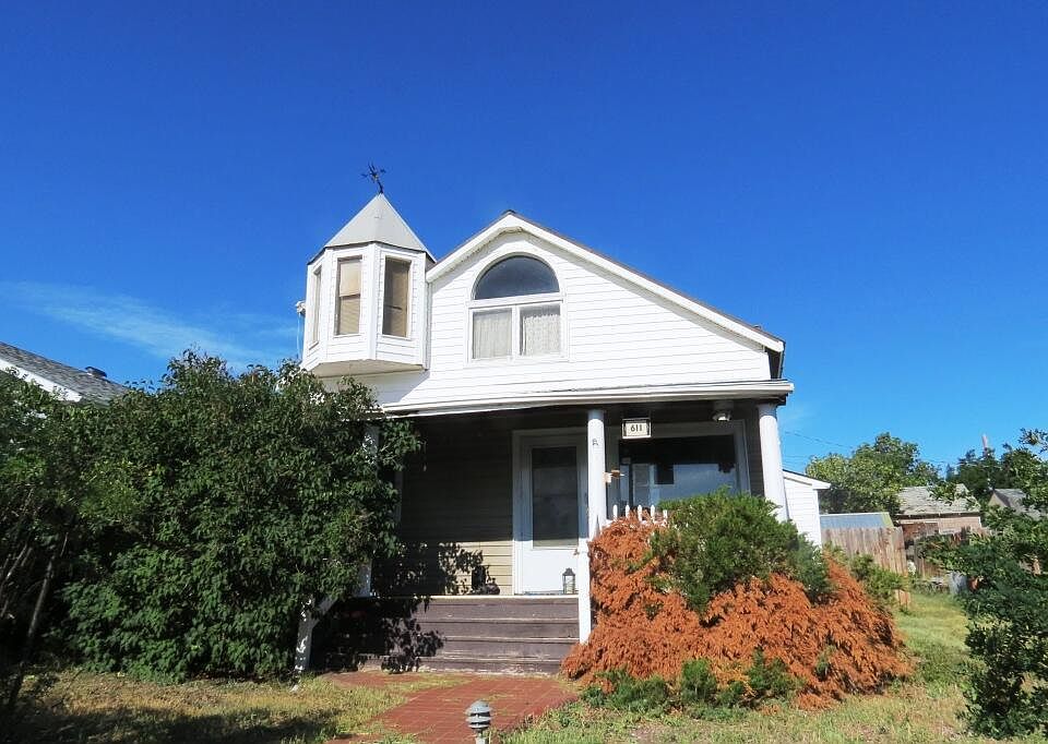 1st image of 611 Cedar Ave