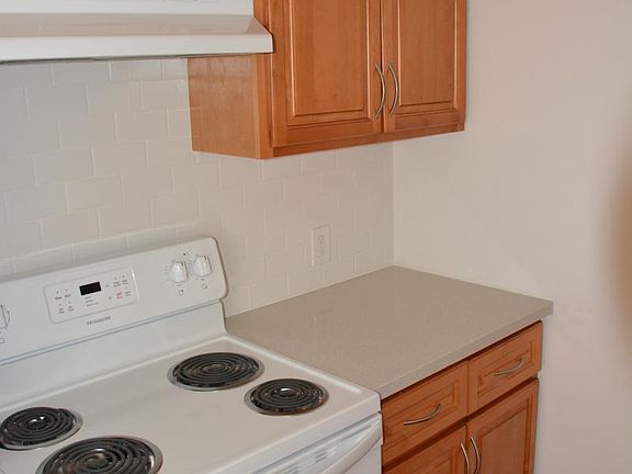 4th image of 897 Northrup St APT 4