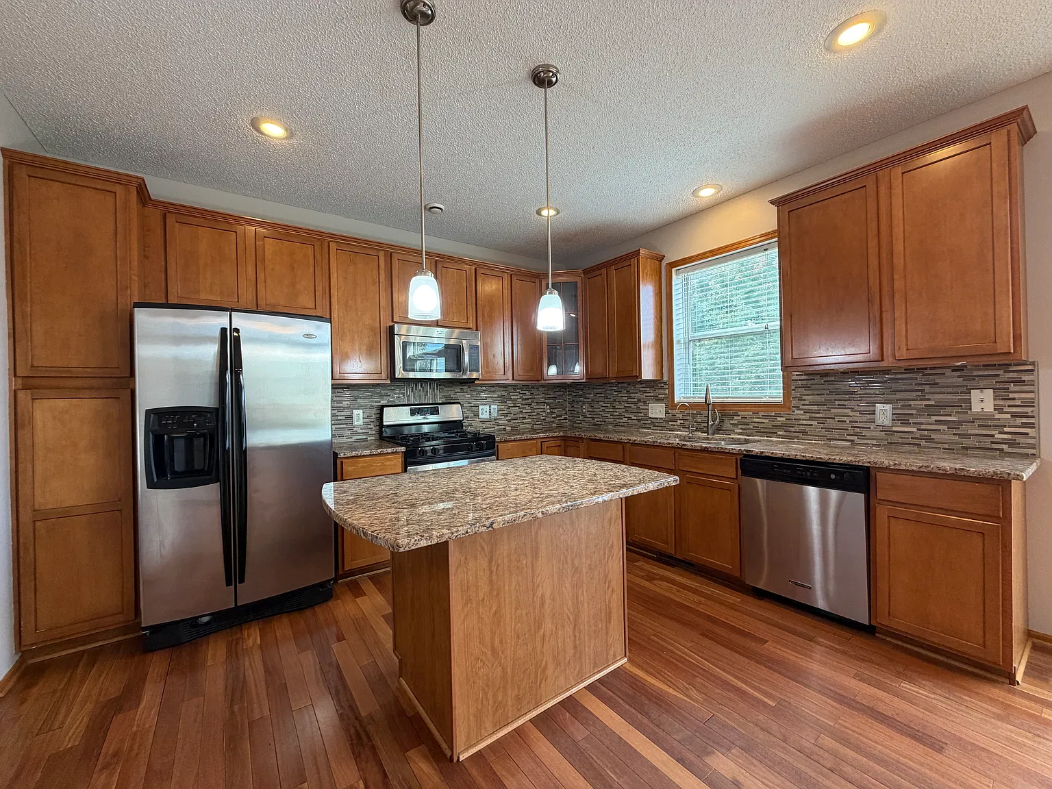 Spacious 4 Bedroom Single Family Home in Shakopee — Photo 2