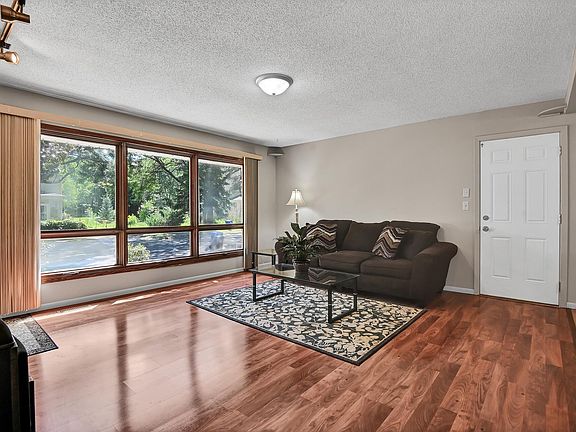 3rd image of 61 Stevens St E