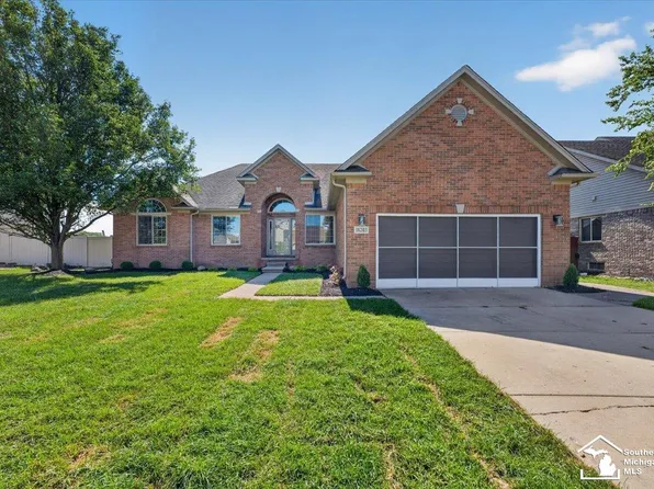 18203 Sunflower Dr, Brownstown, MI 48173