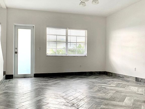 Independent entrance to this stunning two-floor town home. Very spacious and excellent distribution