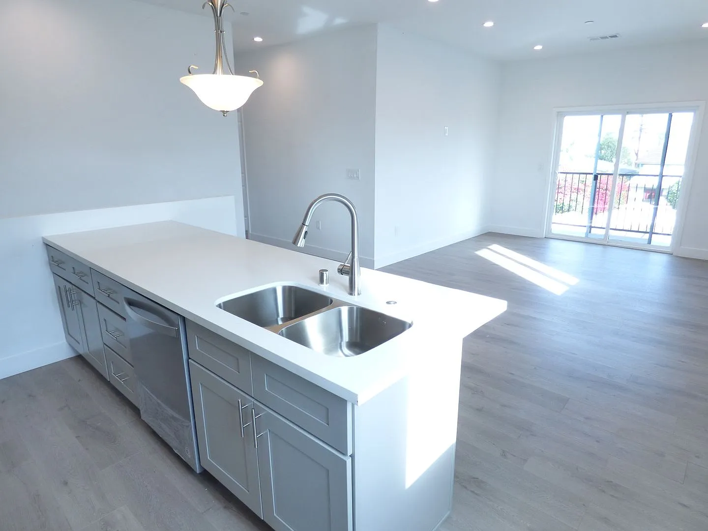4 Bedroom Unit with 2 Car Parking! — Photo 4