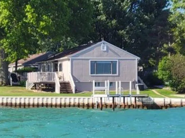 9869 Dixie Hwy, Fair Haven, MI 48023