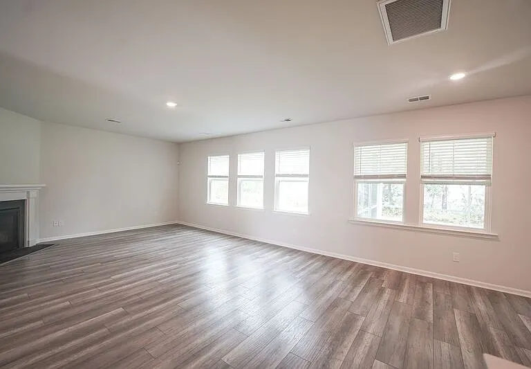 225 Lillian St — Photo 15