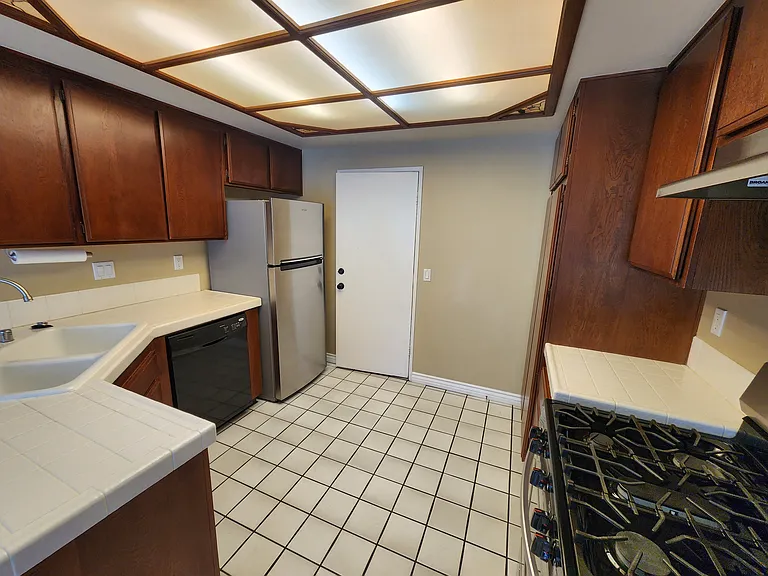 Refrigerator, dishwasher and stove included
