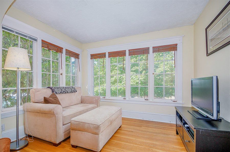2nd image of 5636 N Burrage Ave