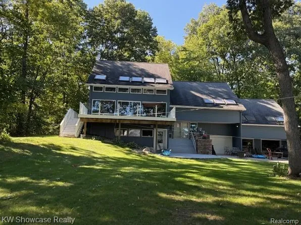 10695 Oxbow Lakeshore Dr, White Lake, MI 48386