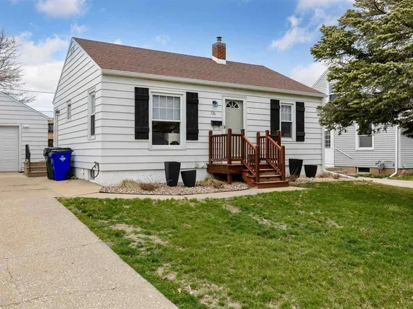 735 30th St SE, Cedar Rapids, IA 52403