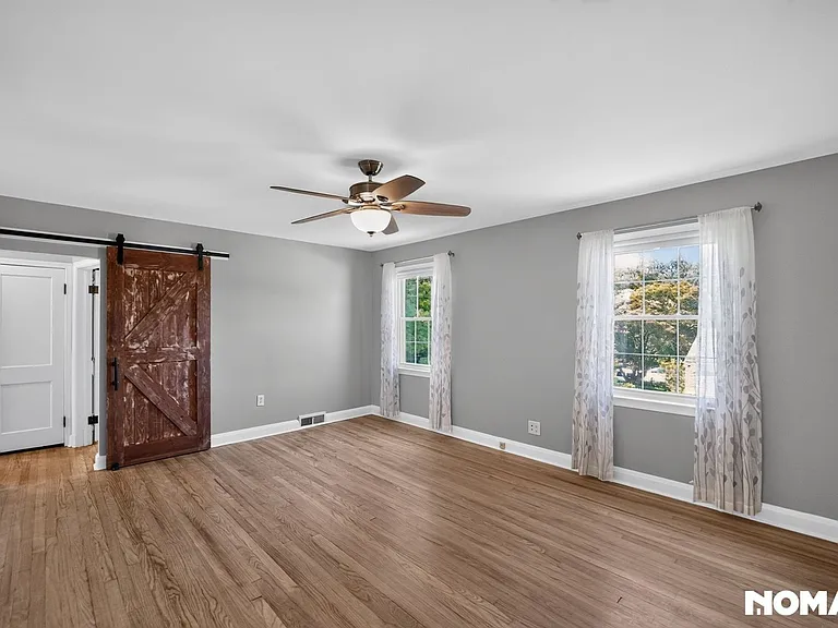 442 Westshire Dr — Photo 4