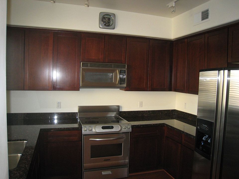 Upgraded Kitchen: Granite Counter Tops/Stainless Steel Appliances