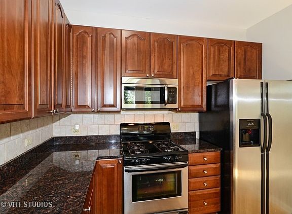 3rd image of 6922 N Lakewood Ave APT 3S
