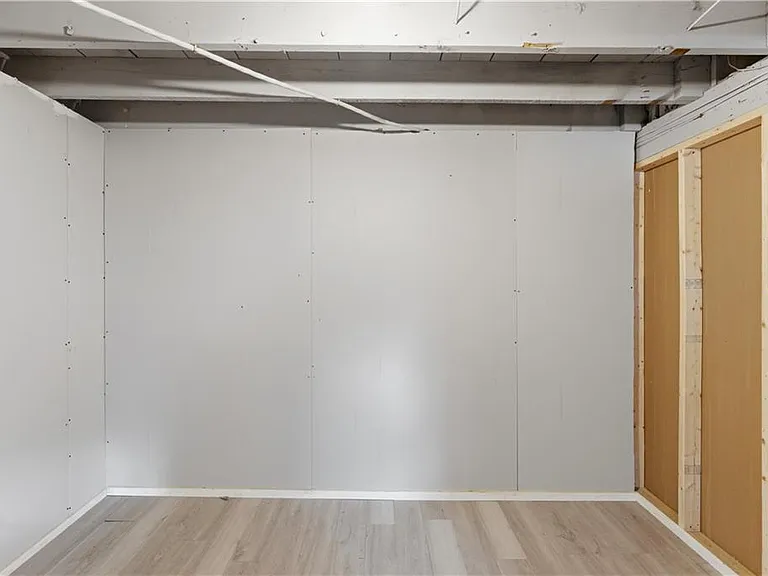 33 Laura St #2 — Photo 43