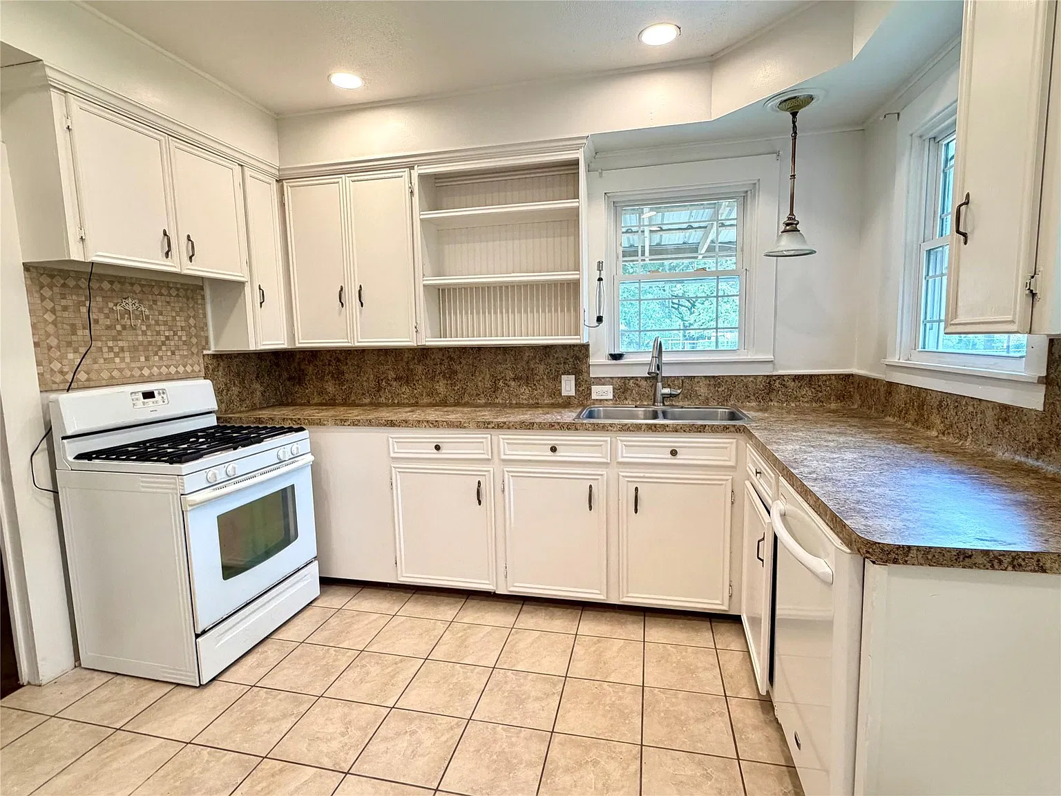 3 bed, 1.0 bath, 1868 sqft, $1,950 — Photo 3