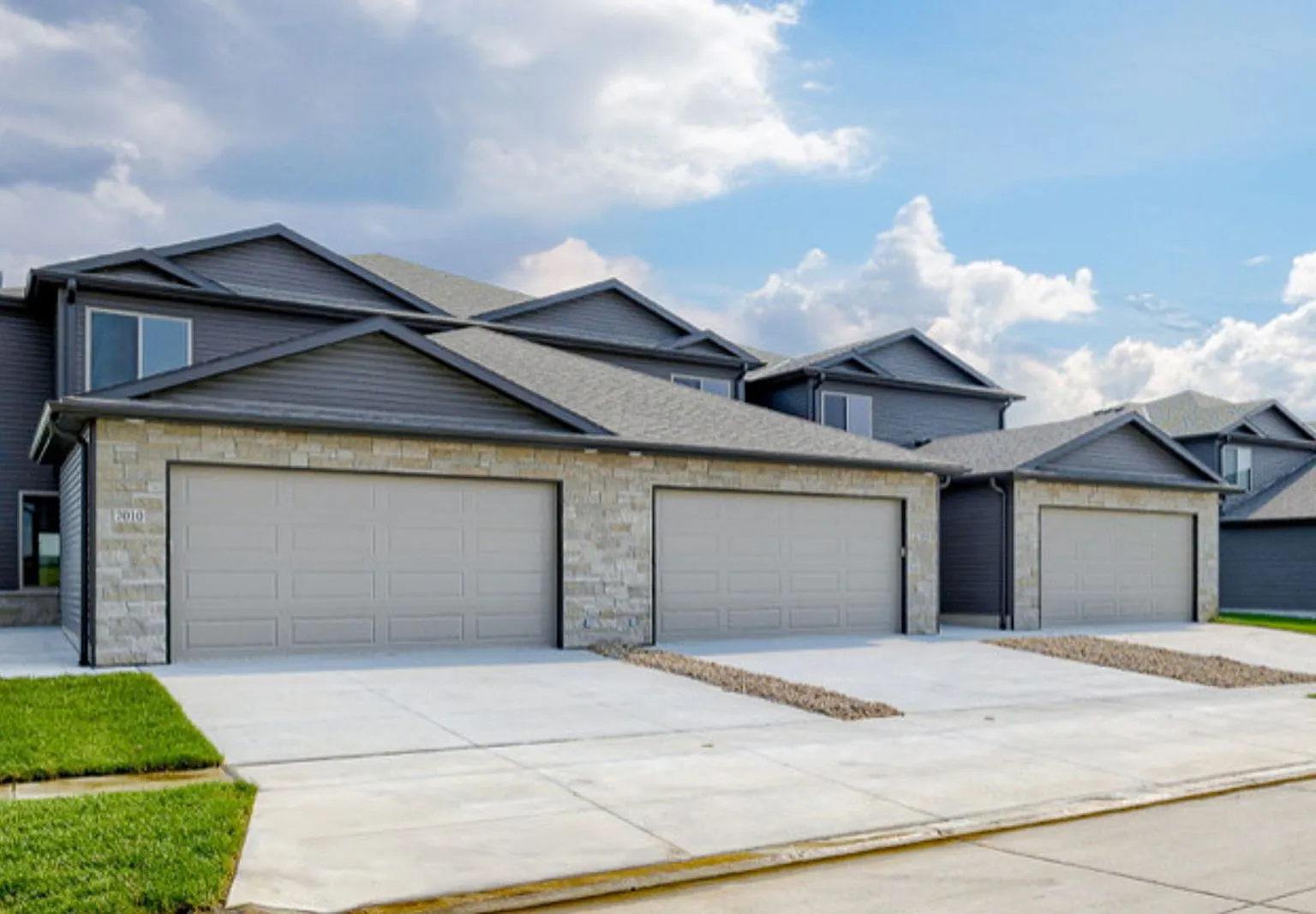 Brand New 3 bedroom/2.5 bath townhome in Waverly — Photo 1