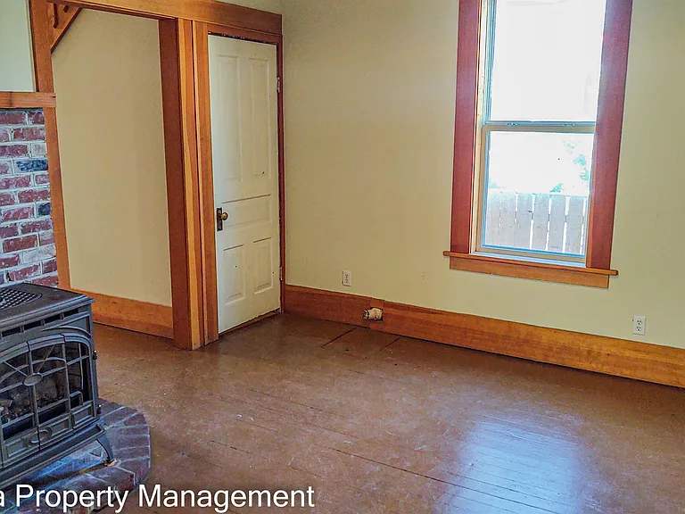 714 S 3rd St W — Photo 7