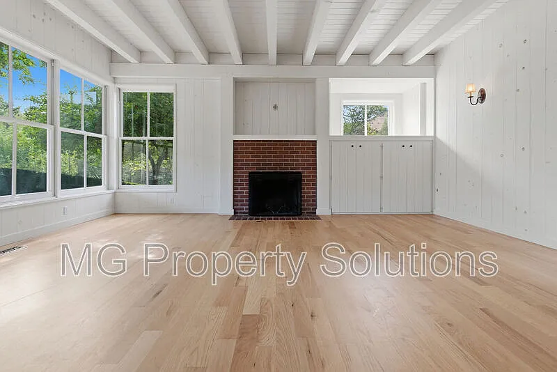 3 bed, 2.0 bath, 3066 sqft, $8,800 — Photo 3