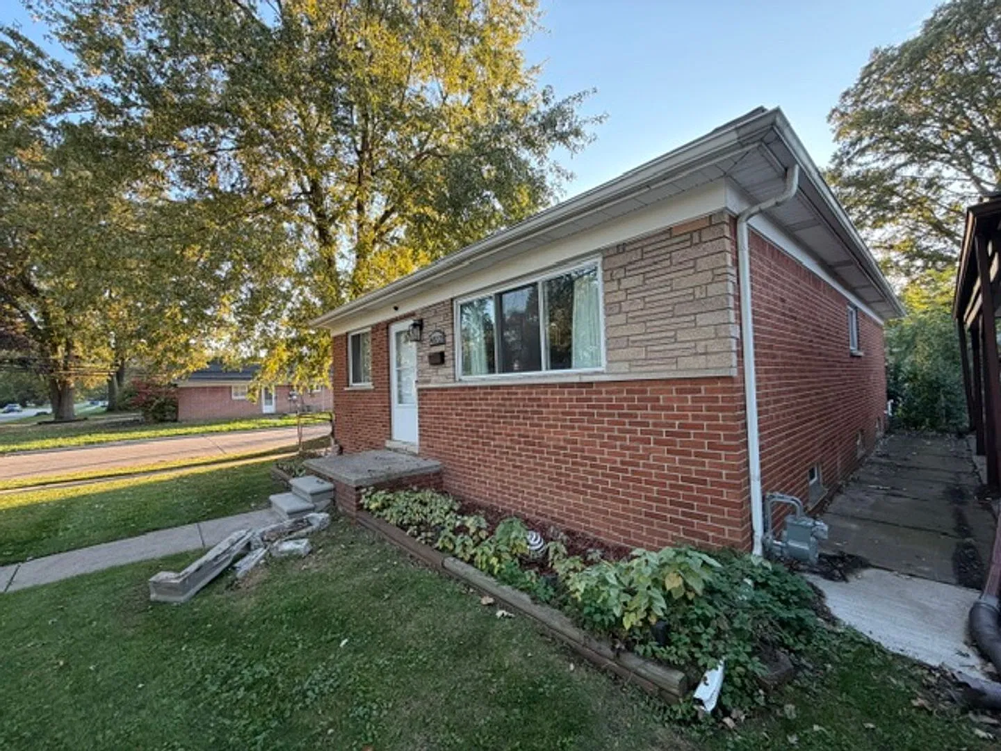 3 bed, 1.0 bath, 1050 sqft — Photo 2