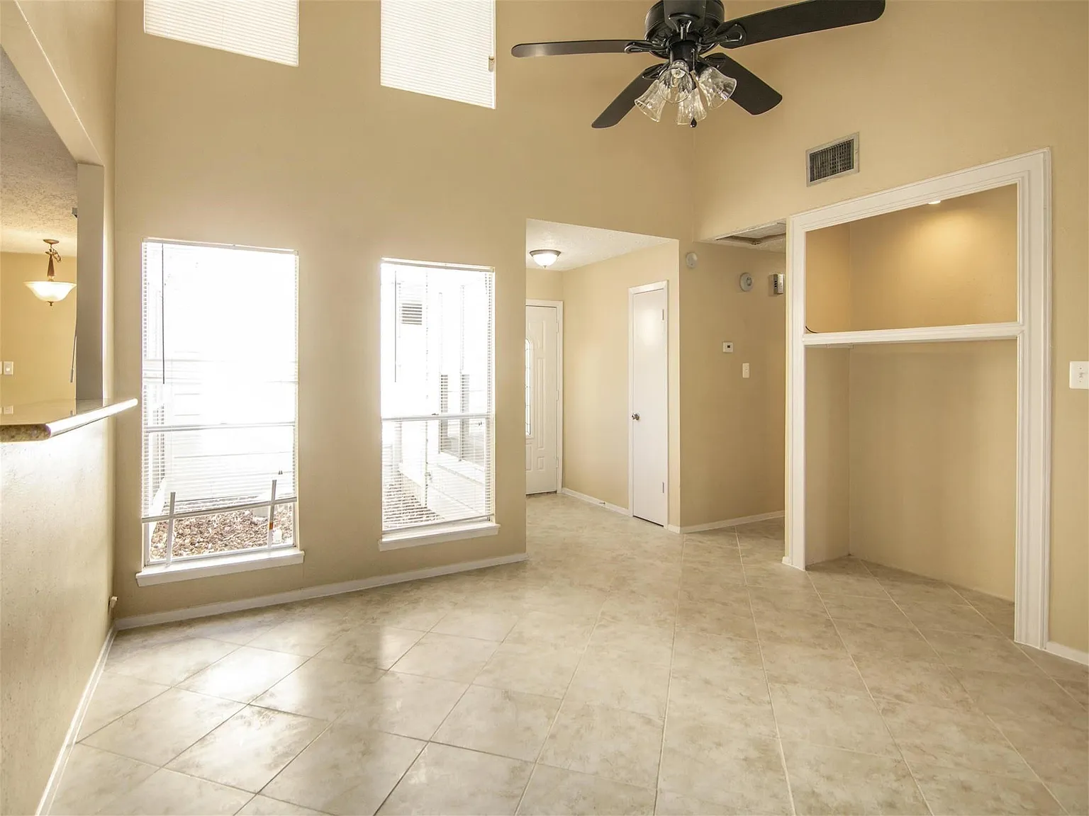 3 bed, 2.0 bath, 1571 sqft, $1,800 — Photo 4