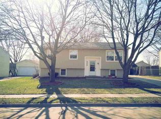 6506 Hillandale Rd, Davenport, IA 52806
