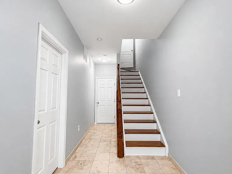 20227 Seneca Sq — Photo 3