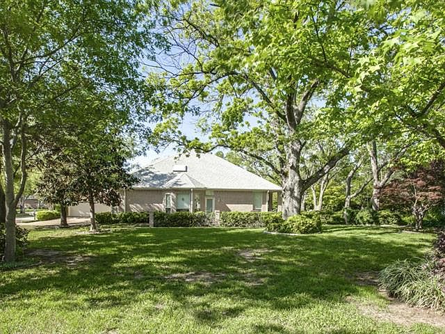 2nd image of 1001 Village Green Ct