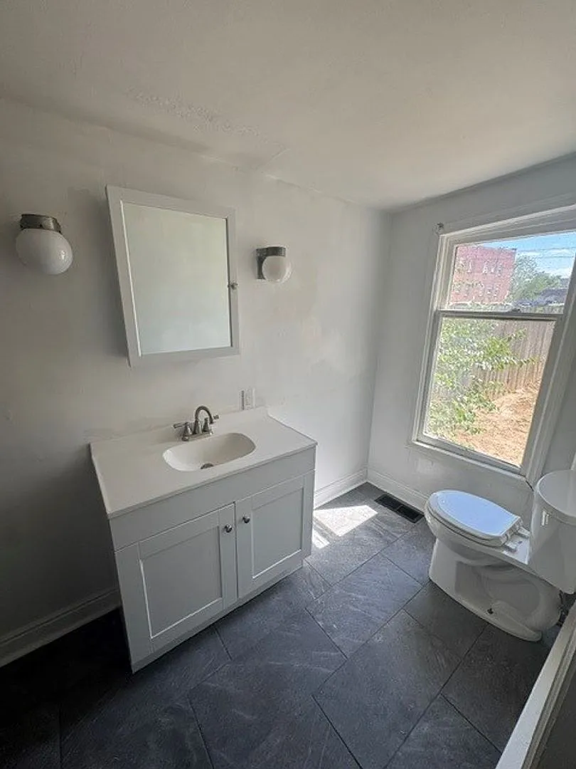 Remodeled Single Family 3 Bedroom — Photo 4