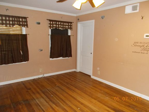 4th image of 324 N Center Dr