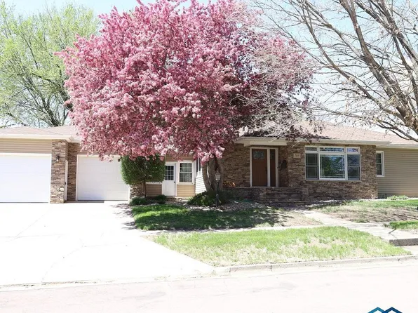 703 S Adams St, Rock Rapids, IA 51246