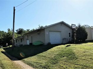 19939 248th St, Manchester, IA 52057