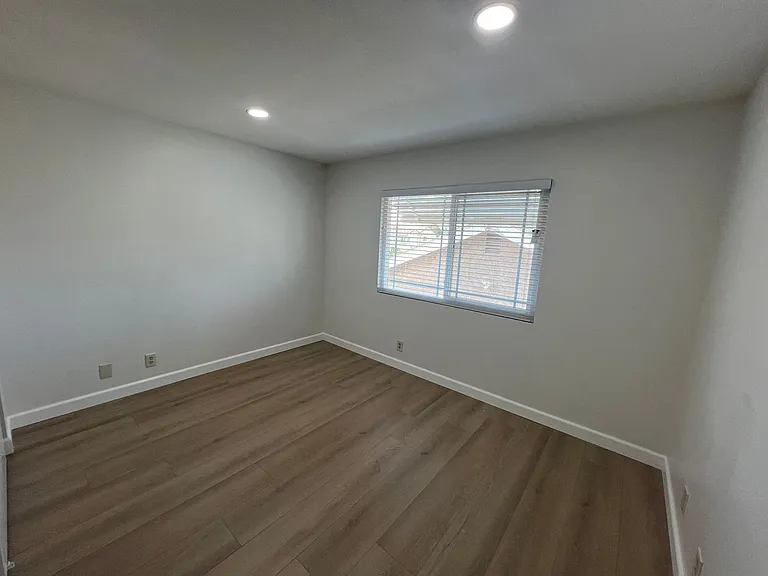 19806 Strathern St — Photo 23